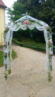 Slavobrána zbovená břečťanem a růžemi